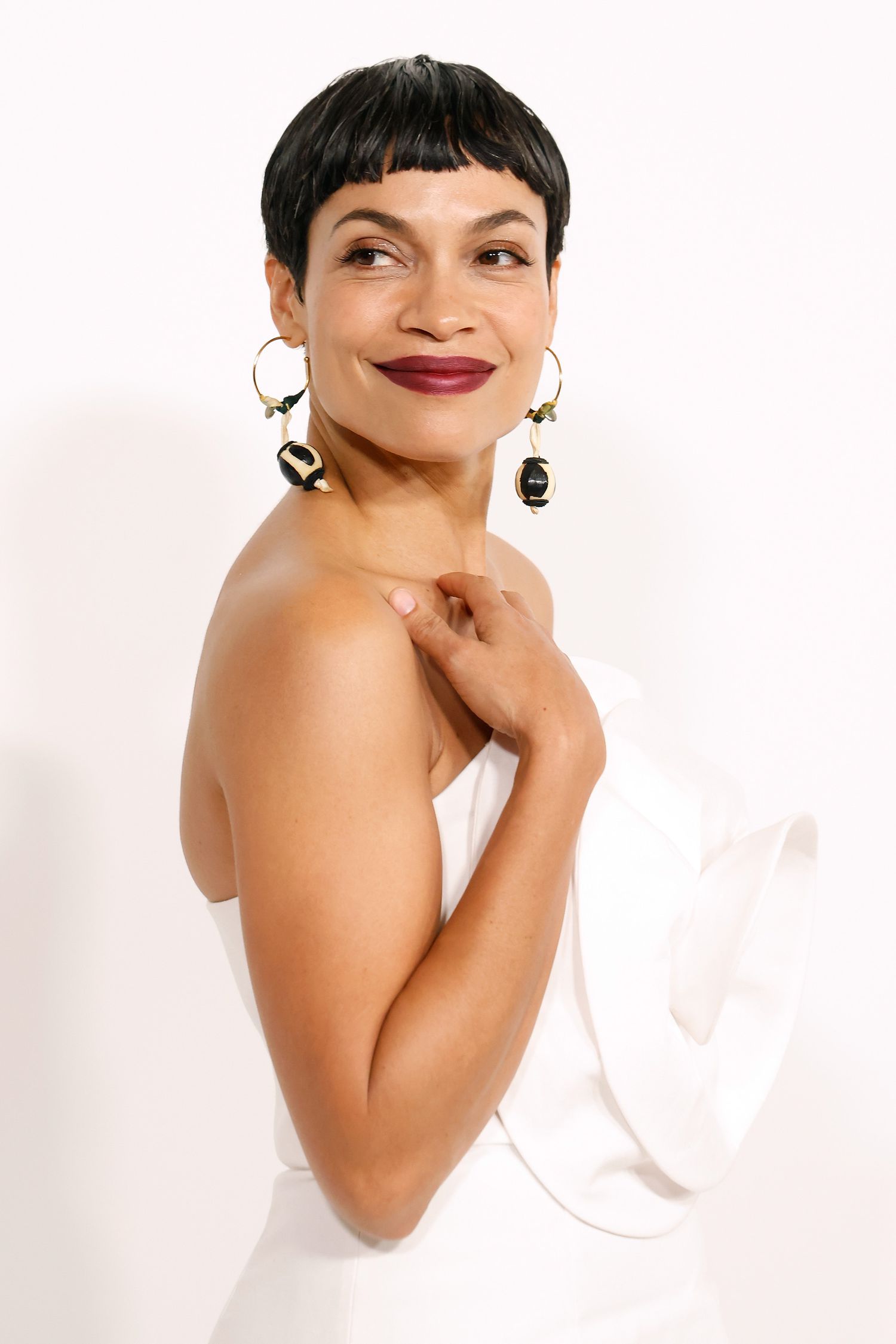 Rosario Dawson wearing a white strapless dress