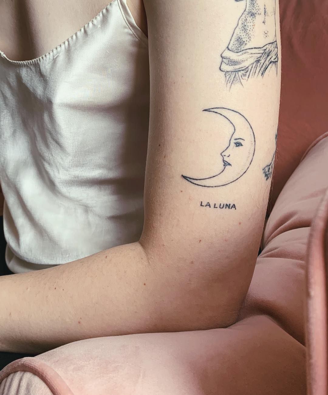 A moon with a face on, with the words "La Luna" written below